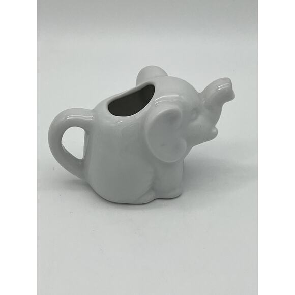 Vintage Glossy White Ceramic Miniature Elephant Personal Creamer Kitchen Serware - Picture 1 of 6